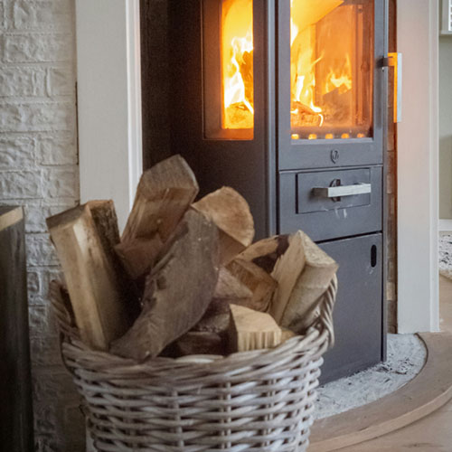 Ved framför kamin